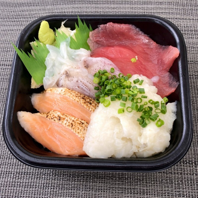 豊漁丼(まぐろ・イカ下足・炙りトロサーモン・えんがわ)丼丸豊漁丸下関店